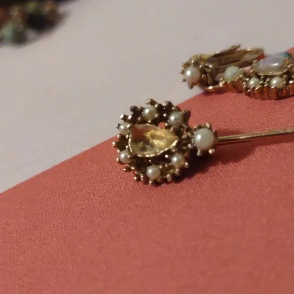 Elegant Pearl and Opal Jewelry Set - Picture 2 of 3